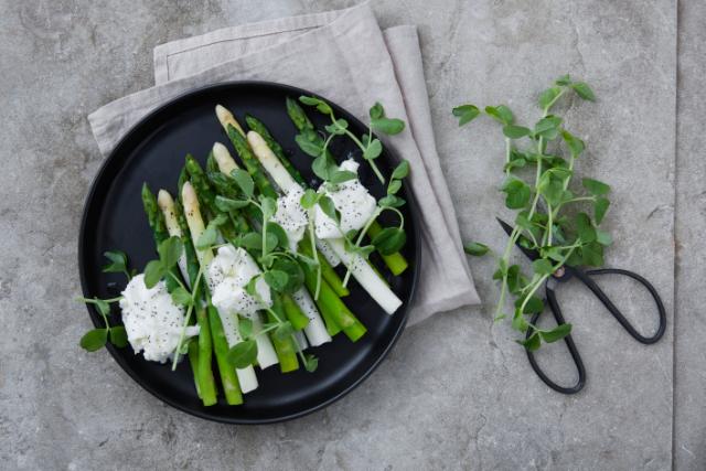 Aspargus with lemon dressing