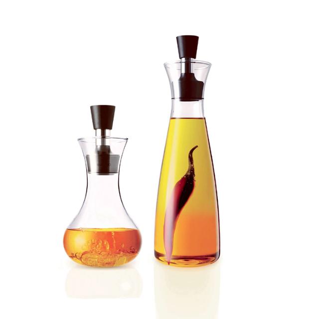 Set with dressing shaker and oil/vinegar carafe - Drip free