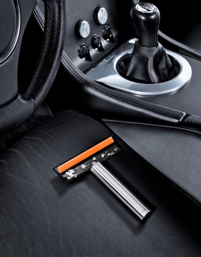 Foldable ice scraper